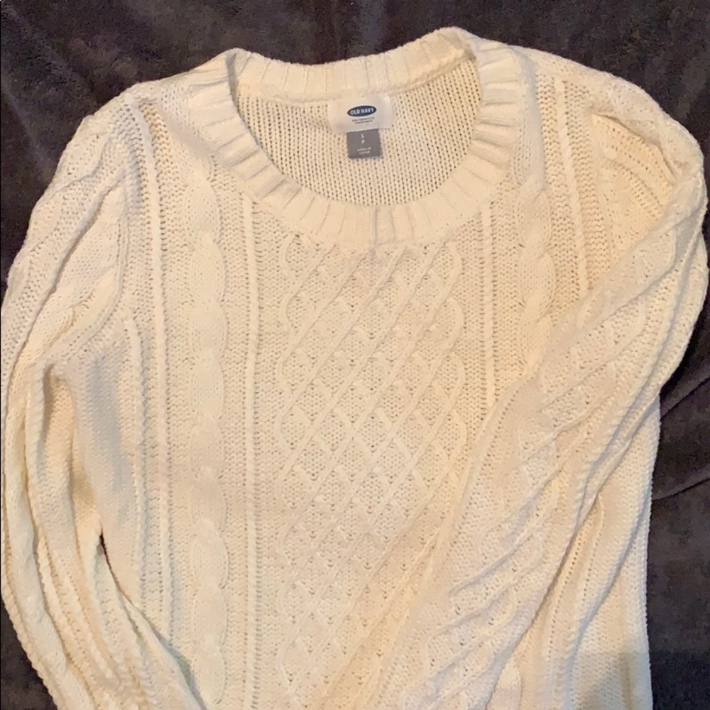 Woman’s old navy cream sweater